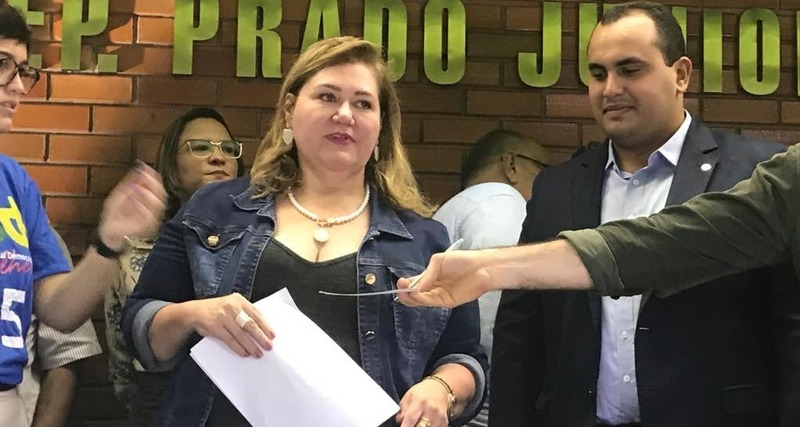 Simone Pereira deixa secretaria e confirma pré-candidatura em Teresina