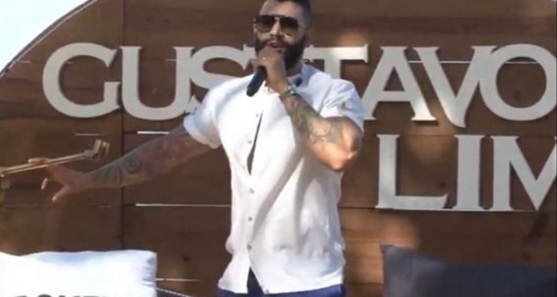Shorts colado de Gusttavo Lima em live vira polêmica na internet