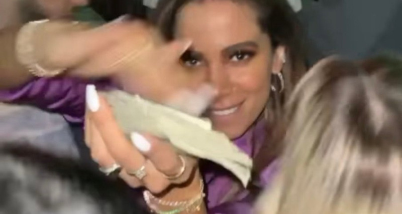 Anitta joga dinheiro para o alto em balada nos EUA e fãs reagem: