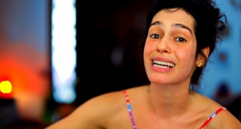 Maria Flor pede impeachment de Bolsonaro em vídeo com gritos e palavrões