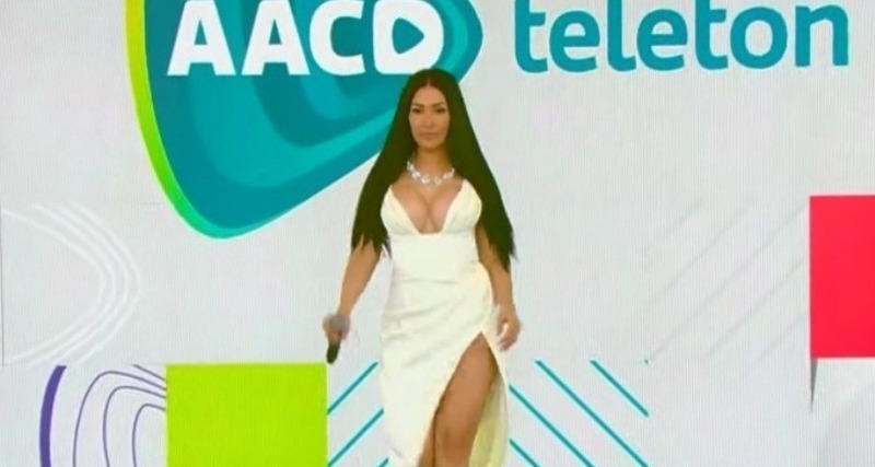 Peitos de Simaria roubam a cena no encerramento do Teleton