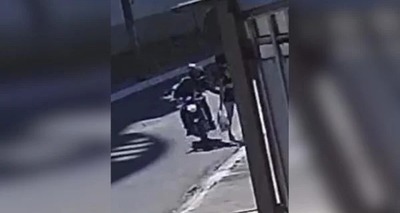 Thumb video mostra motociclista passando a mao em mulheres em rua 600x400
