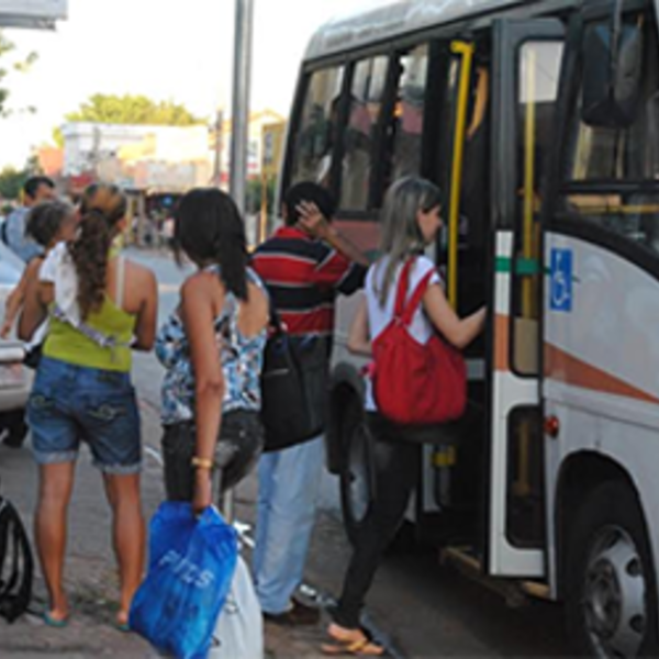 Cadastro de estudantes para desconto na passagem de ônibus inicia dia ...