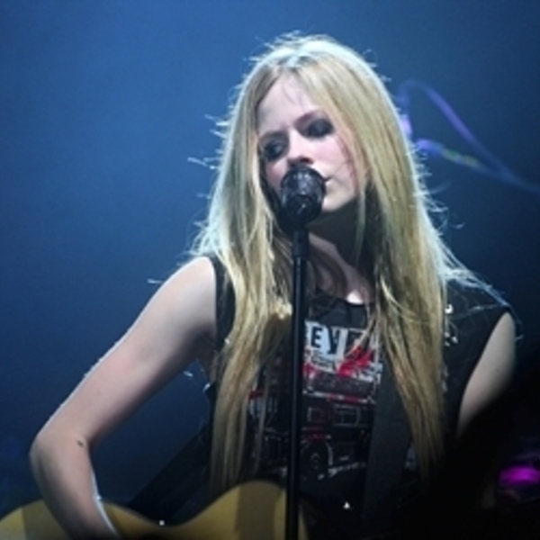 Avril Lavigne confirma três shows no Brasil ao final de abril