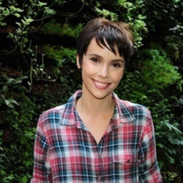 Atriz Débora Falabella completa 35 anos e comemora ao lado da família