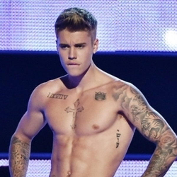 Que isso, novinho? Justin Bieber fica só de cueca no ‘Fashion Rocks’