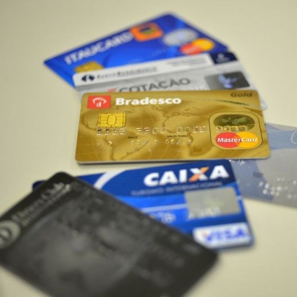 Febraban alerta foliões sobre golpes com cartão de crédito 