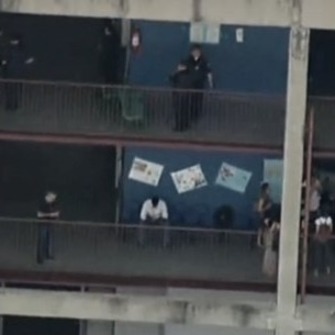 Thumb jovem esfaqueia professor