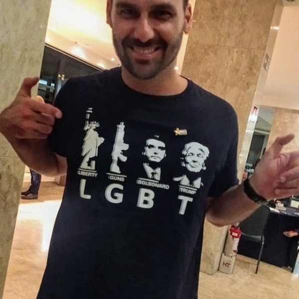 Eduardo Bolsonaro ironiza sigla LGBT em camiseta