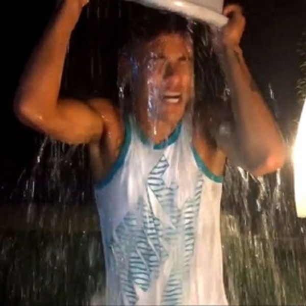 Neymar toma banho de gelo e desafia Robinho, Zúñiga e cantor do 1D