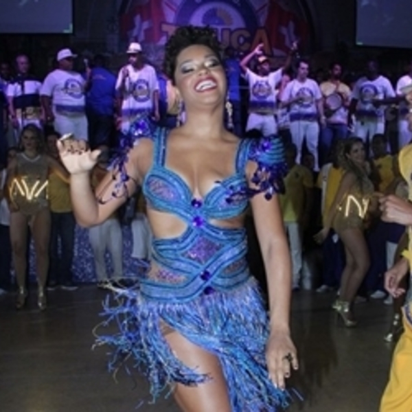 Juliana Alves Usa Shortinho Para Não Mostrar Demais Em Noite De Samba